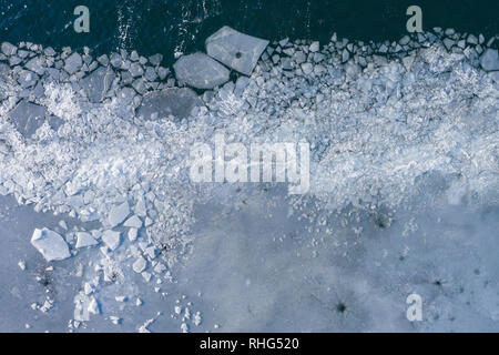Lagune glaciaire d'icebergs à partir de ci-dessus. Vue aérienne. À partir de la glace fissurée sur drone. Concept de texture de fond. Banque D'Images