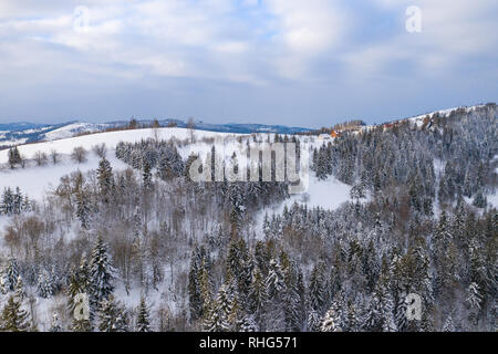Paysage d'hiver dans les montagnes Beskides de Silésie. Vue de dessus. Photo paysage capturé avec drone. La Pologne, l'Europe. Banque D'Images