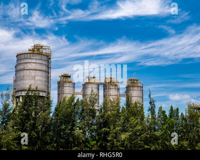 Poudre chimique derrière les silos de ligne arbre avec ciel bleu, Thaïlande Banque D'Images