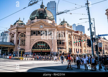 3e janvier 2019, Melbourne, Australie : vue de face de la gare de Flinders Street entrée de l'édifice plein de pleople à Melbourne, Australie Banque D'Images