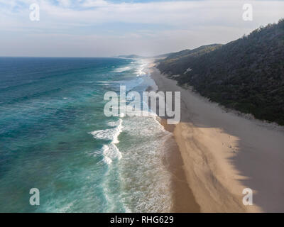 Vue aérienne de la plage bleu clair de l'océan Indien à Ponta do Ouro, Mozambique, Afrique Banque D'Images