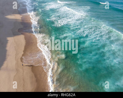 Vue aérienne de la plage bleu clair de l'océan Indien à Ponta do Ouro, Mozambique, Afrique Banque D'Images