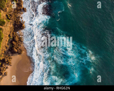 Vue aérienne de la plage bleu clair de l'océan Indien à Ponta do Ouro, Mozambique, Afrique Banque D'Images