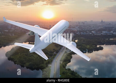 Avion au décollage sur l'arrière-plan de la ville au coucher du soleil - 3D render Banque D'Images