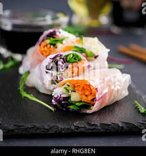 Végétarien vietnamien des rouleaux de printemps avec sauce épicée, la carotte, le concombre, le chou rouge et le riz et nouilles. La nourriture végétalienne. Repas savoureux. Copy space Banque D'Images