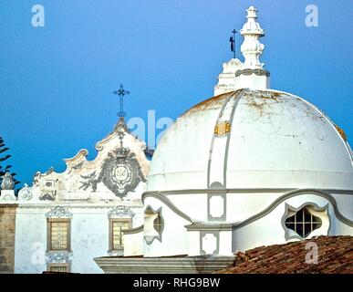 L'église de la ville d'Olhao au Portugal dans la soirée pendant le coucher du soleil Banque D'Images