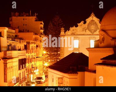 L'église de la ville d'Olhao au Portugal dans la nuit Banque D'Images