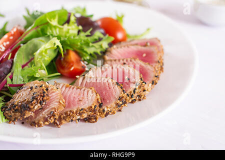 Salade japonaise traditionnelle avec des bagages de taille-rare thon ahi grillé et salade de légumes frais au sésame sur une assiette. La cuisine japonaise authentique. Banque D'Images