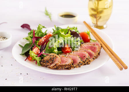 Salade japonaise traditionnelle avec des bagages de taille-rare thon ahi grillé et salade de légumes frais au sésame sur une assiette. La cuisine japonaise authentique. Banque D'Images