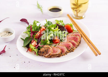 Salade japonaise traditionnelle avec des bagages de taille-rare thon ahi grillé et salade de légumes frais au sésame sur une assiette. La cuisine japonaise authentique. Banque D'Images