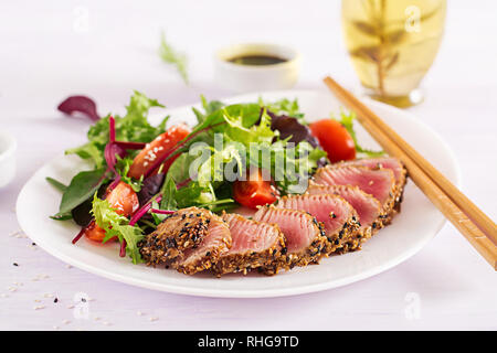 Salade japonaise traditionnelle avec des bagages de taille-rare thon ahi grillé et salade de légumes frais au sésame sur une assiette. La cuisine japonaise authentique. Banque D'Images