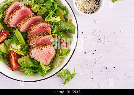 Salade de thon. Salade japonaise traditionnelle avec des bagages de taille-rare thon ahi grillé et légumes frais avec de sésame sur un bol. La cuisine japonaise authentique. Banque D'Images