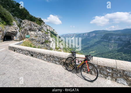 À Combe Laval gorge road, Auberives-en-Royans, France Banque D'Images