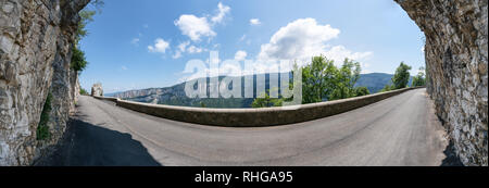 À Combe Laval gorge road, Auberives-en-Royans, France Banque D'Images