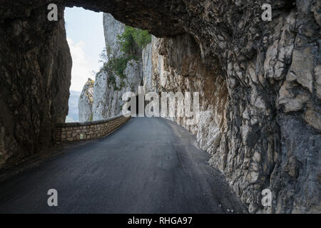 À Combe Laval gorge road, Auberives-en-Royans, France Banque D'Images