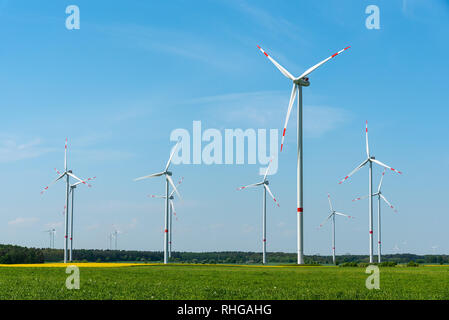 Éoliennes sur une journée ensoleillée vu en Allemagne Banque D'Images