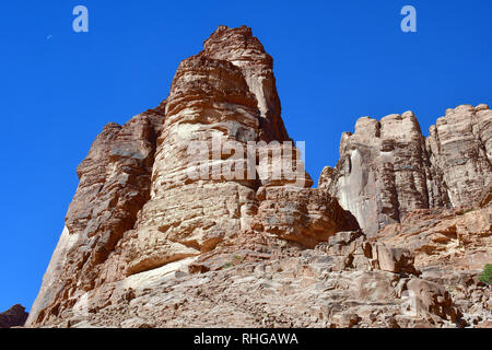 Formations rocheuses de Lawrence's Spring dans le désert à Wadi Rum. La zone protégée inscrite au Patrimoine Mondial de l'UNESCO, en Jordanie Banque D'Images