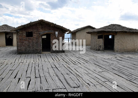 Abris dans la baie d'os sur le lac d'Ohrid. La Macédoine. Banque D'Images