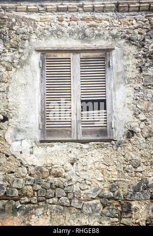 Vieille fenêtre en bois sur un mur en briques grises with copy space Banque D'Images