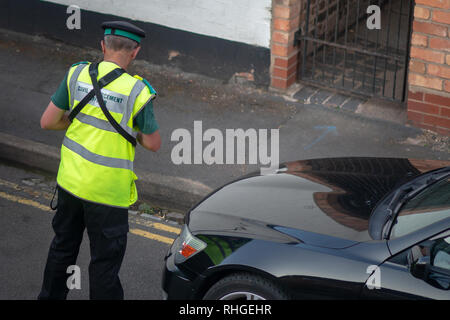 Gardien de la circulation civile ou agent de l'mettre billet sur black car en UK Banque D'Images