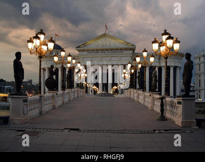 Skopje, Macédoine - Mai 2017 : Le Pont des civilisations Musée Archéologique de Macédoine avec façade de nuit. Skopje, Macédoine. Banque D'Images