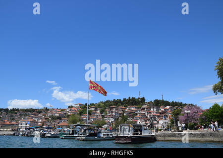 Ohrid, Macédoine - mai 2017 : port dans la ville d'Ohrid avec paysage de ville et macédonienne. arrière-plan du pavillon Ohrid, Macédoine Banque D'Images