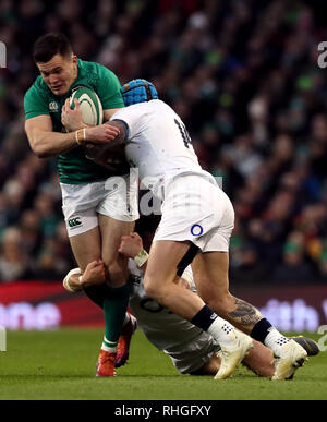 Jacob l'Irlande est abordé par l'Angleterre Stockdale's Henry Slade (marbre) et Jack Nowell (à droite) au cours de la Guinness au match des Six Nations, l'Aviva Stadium de Dublin. Banque D'Images