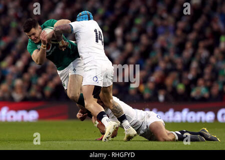 Jacob l'Irlande est abordé par l'Angleterre Stockdale's Henry Slade (marbre) et Jack Nowell (à droite) au cours de la Guinness au match des Six Nations, l'Aviva Stadium de Dublin. Banque D'Images