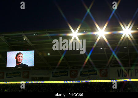 Une photo d'Emiliano Sala est montré sur grand écran en hommage aux disparus au joueur de Cardiff City Stadium au cours de la Premier League match au Cardiff City Stadium. Banque D'Images