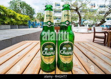 Bouteille de bière Thaïlande alcool local vert bouteille verre types classiques design Elephant Chang bière jardin restaurant Type chaise table chaises bois boisson Banque D'Images