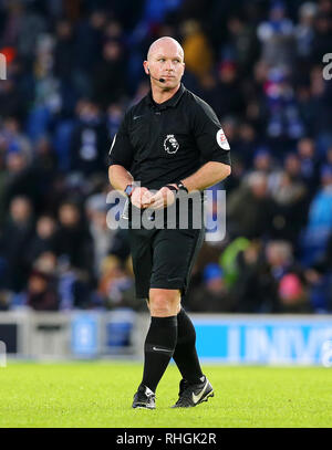 Match arbitre Simon Hooper au cours de la Premier League match au stade AMEX, Brighton. Banque D'Images