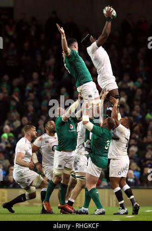 L'Angleterre Maro Itoje (à droite) remporte la balle sortie de ligne de l'avant de l'Irlande est James Ryan au cours de la Guinness match des Six Nations, à l'Aviva Stadium de Dublin. Banque D'Images