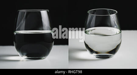 Concept photo d'un verre à moitié rempli d'eau. La comparaison de deux points de vue - philosophie de voir à la fois bon et mauvais dans le même objet ou la situati Banque D'Images