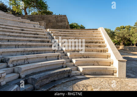 Théâtre antique avec sièges en marbre et d'escaliers. L'acropole de Rhodes. L'île de Rhodes, Grèce Banque D'Images