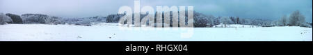 Prise de vue panoramique. Neige dans la campagne près de Clermont Ferrand Auvergne Banque D'Images