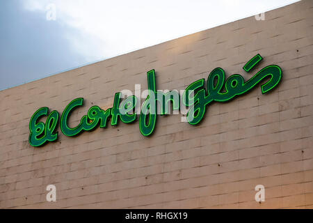 Nom du ministère store affiche sur El Corte Inglés, à Séville, Espagne Banque D'Images