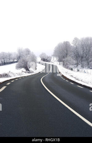 La neige de la route près de Clermont-Ferrand en Auvergne Banque D'Images