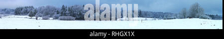 Prise de vue panoramique. Neige dans la campagne près de Clermont Ferrand Auvergne Banque D'Images