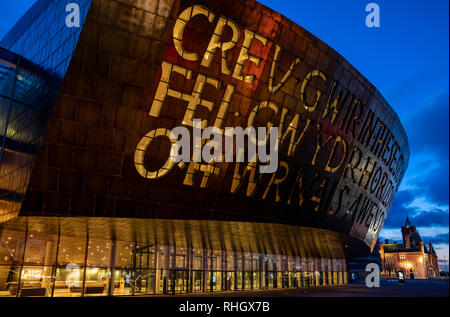 Wales Millennium Centre et le bâtiment à l'aube de Pierhead Roald Dahl Plass, la baie de Cardiff, Pays de Galles Banque D'Images