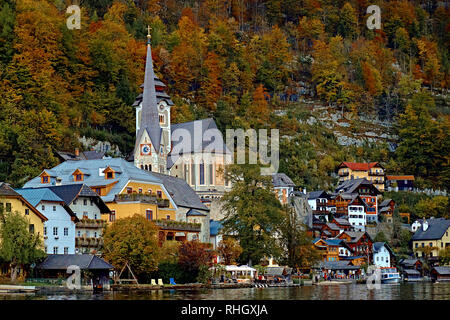 Belle vue panoramique des Alpes autrichiennes. Dans l'église célèbre village de montagne d''Hallstatt. Journée ensoleillée, vue sur le lac de Hallstatt montagnes des Alpes. Emplacement : resort Banque D'Images