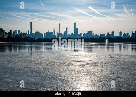 New York, États-Unis, 2 Février 2019. Le réservoir du Central Park de New York est partiellement gelé en raison du temps exceptionnellement froid. Photo par Enriqu Banque D'Images