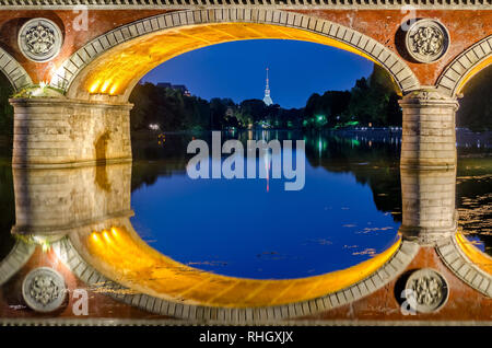 Turin (Torino) Ponte Isabella et pô à l'heure bleue avec Mole Antonelliana en arrière-plan3