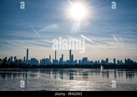 New York, États-Unis, 2 Février 2019. Le réservoir du Central Park de New York est partiellement gelé en raison du temps exceptionnellement froid. Photo par Enriqu Banque D'Images