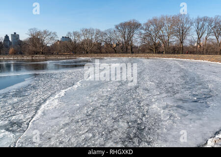 New York, États-Unis, 2 Février 2019. Le réservoir du Central Park de New York est partiellement gelé en raison du temps exceptionnellement froid. Photo par Enriqu Banque D'Images