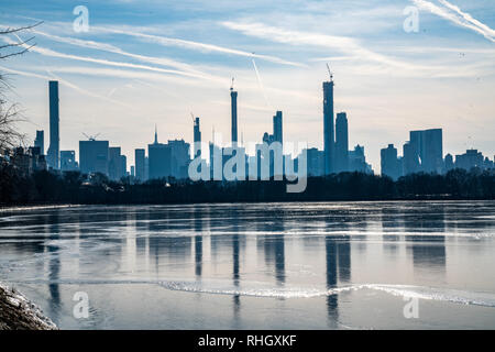 New York, États-Unis, 2 Février 2019. Le réservoir du Central Park de New York est partiellement gelé en raison du temps exceptionnellement froid. Photo par Enriqu Banque D'Images