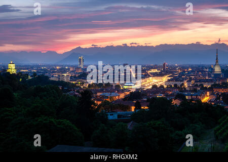Haute définition Turin skyline at sunset Banque D'Images