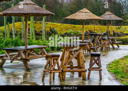 Bar exotique à vide sur un jour de pluie, terrasse et meubles de jardin, mauvais jour dans l'industrie de la restauration Banque D'Images