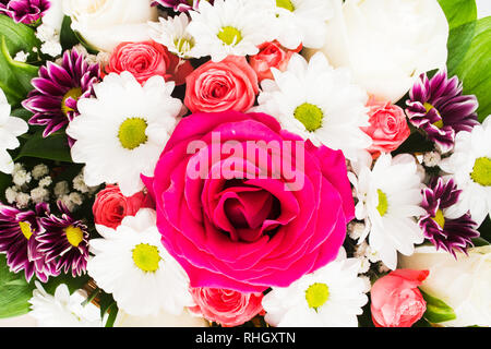 Bouquet de fleurs différentes, fond texturé et la femme Saint-valentin concept Banque D'Images