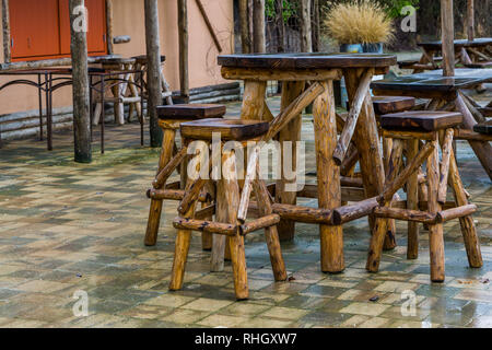 Ensemble de meubles en bois vide, une table avec des béquilles, jour de pluie dans l'industrie de soin, jardin et meubles de terrasse Banque D'Images