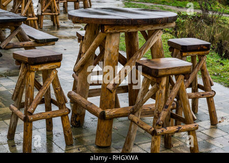 Table en bois vides avec des béquilles bar, jardin ou terrasse, meubles de jour de pluie dans le secteur de la restauration Banque D'Images